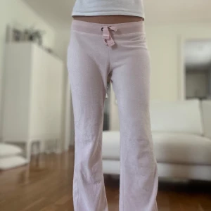 Lågmidjade Hollister mjukis byxor  - Ett par ljusrosa Hollister byxor i storlek S. Byxan har en skön passform och lågmidjad + utsvängd passform med Hollister logga på fickan. Rakt över midjemått: 36cm. Innebenslängd: 73cm. Gren: 21cm. Finns med gratis frakt vid intresse. D30