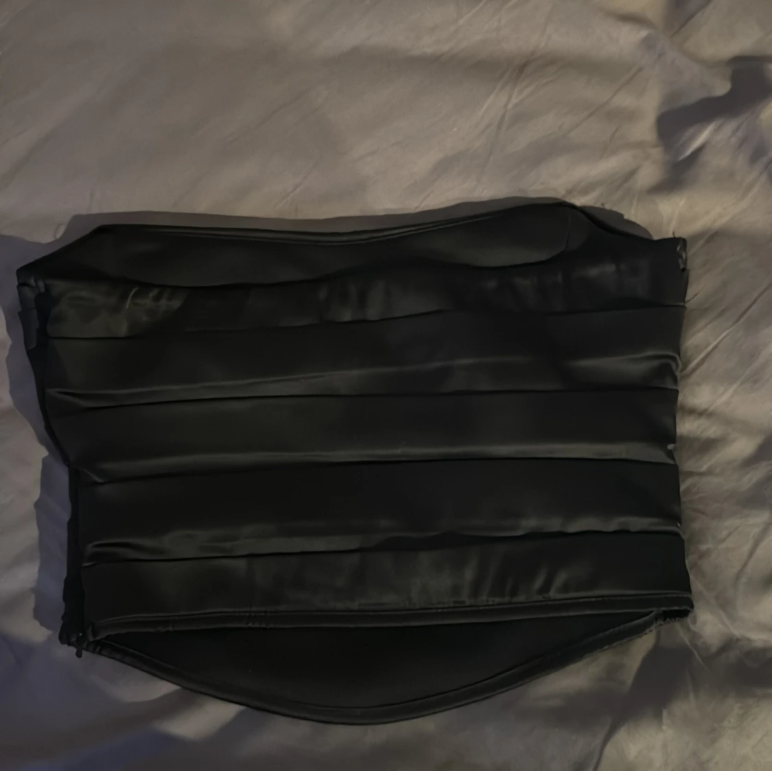 Svart satin tubtopp från ASOS DESIGN - 2