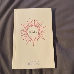 tiden förändrar - En diktsamling om kärlek, vänskap och svek, skriven av Olivia Sundberg. 