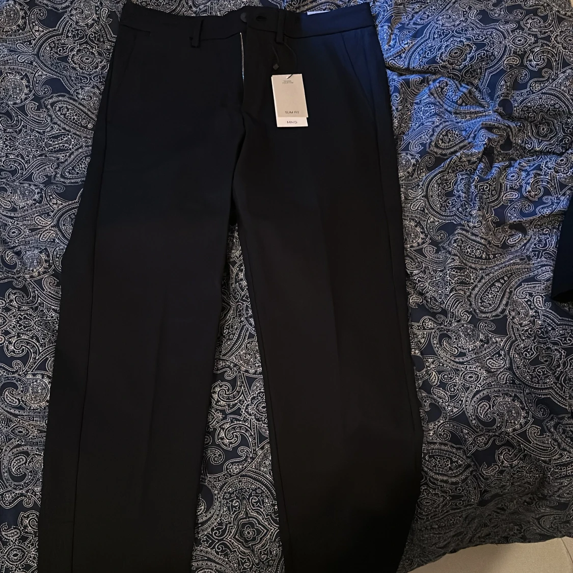 Svarta slim fit chinos från Mango