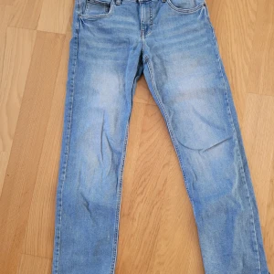 Ljusblå jeans från LAB Industries - Snygga ljusblå jeans från LAB Industries i klassisk femficksmodell. Jeansen har normal passform, raka ben och är tillverkade i mjukt denimtyg. Perfekta för en avslappnad och trendig look.