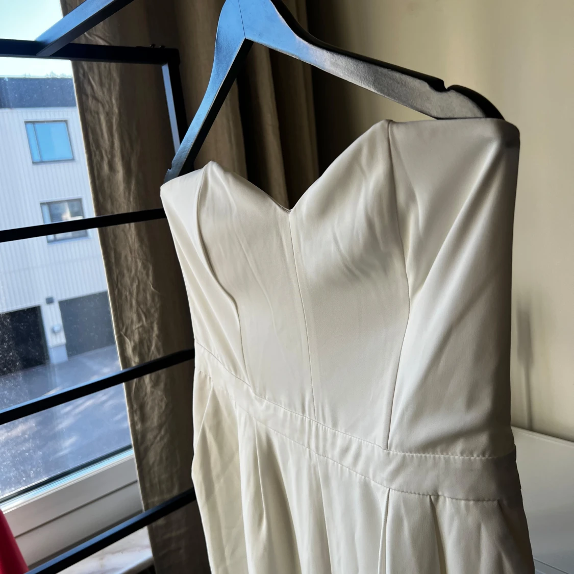 Vit axelbandslös jumpsuit  - 2