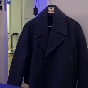 Mörkgrå skepparkavaj från 157, L - Säljer en stilren mörkgrå skepparkavaj från Lager 157 i storlek L. Jackan har bred krage, dubbelknäppning och två fickor framtill. Jag råka tyvär beställa fel storlek. Original pris :400 säljer för :300 pris kan dock diskuteras. Har oxå aldrig använt denna.