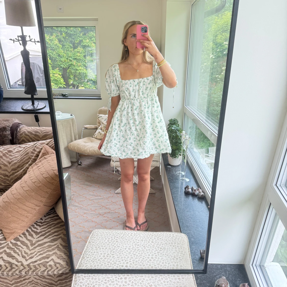 Vit blommig kortklänning med puffärm - 1