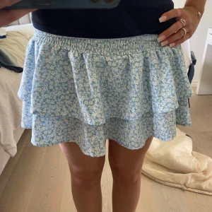 Volangkjol - Söt blommig volangkjol som är sparsamt använd. Finns ingen lapp men skulle tippa på att det är en storlek S/M☺️