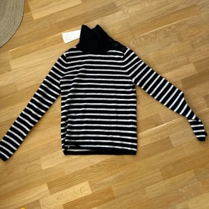 Arket - Stickad tröja  - Arket polotröja i mjuk merinoull  Nyskick (aldrig använt) - pga lite för liten   Den perfekta randiga tröjan i mjuk, tunn merinoull.   Storlek : XS  Köpt för   : 790kr  Säljer för : 400kr  Priset KAN diskuteras