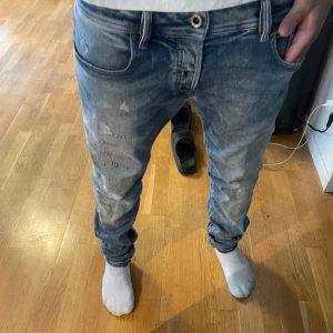 Blå jeans med slitningar - De här jeansen säljs inte längre hos Jack & Jones.