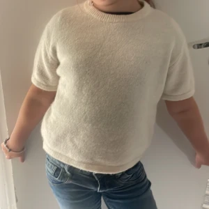 Vit stickad tröja Gina Tricot - Mysig vit stickad tröja från Gina Tricot i storlek 146/152.❤️