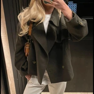 Grön kappa mango  - Super snygg dock har en knapp ramlat av 