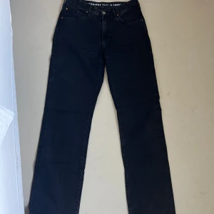 Svarta low straight jeans W28 L32 - Säljer ett par svarta jeans med låg midja och raka ben. De är använda ett fåtal gånger. W 28 / L 32.