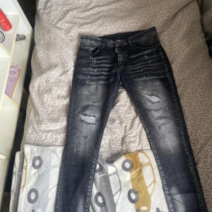  Dsquared2 jeans - säljer dem då dem är förstora. Är endast använda 1 gång. Passar 170-175