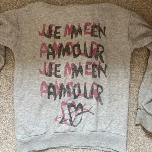 Grå hoodie med tryck från Gina Tricot - Grå hoodie från Gina Tricot med tryck på framsidan och baksidan. Säljer för ja inte använder längre. Pris kan diskuteras 🩷.