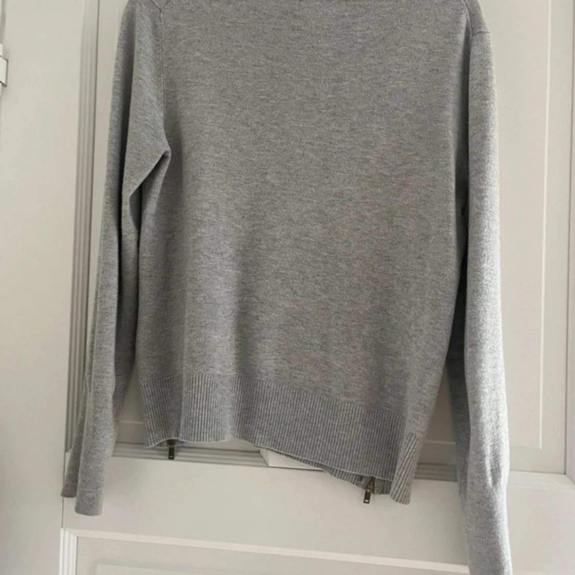 Grå stickad tröja med dragkedjor  - 1