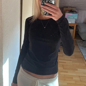 Svart tunn långärmad tröja  - Säljer en svart tunn långärmad tröja från Monki. Tröjan har en enkel och stilren design med rund hals och är gjord i ett mjukt, sammetsliknande material som känns bekvämt🙌🏼🙌🏼💕💕