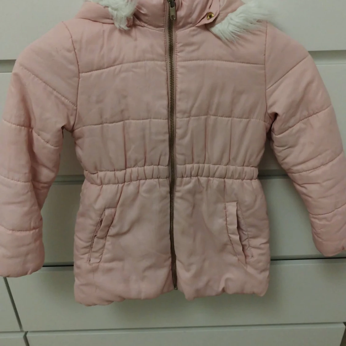 Ljusrosa pufferjacka för barn från H&M