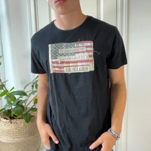 Denim and supply usa denim t shirt  - Som ny, modellen bär L och är 180,75 kg. Tröjan är lite stor på honom hade jag sagt. Kom med frågor ✌️