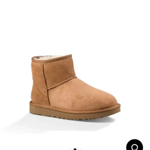 Ugg chestnut  - Säljer mina uggs i modellen classic mini, färgen chestnut . Högerskon har litet slitage men det går att fixa med t.ex lim. Köpta på NK för 2400kr