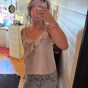 En sommar topp som e luftig och ljus beage - Toppen är ifrån ginatricot i st 34 men funkar jätte bra för dom som har xs/s. Toppen e lufftig och väldigt lätt och fin till vita jeans eller kjol. 