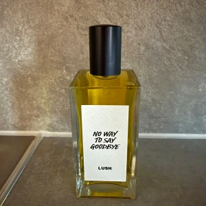 Lush No Way To Say Goodbye parfym 100ml oanvänd - Parfym från Lush i modellen No Way To Say Goodbye. Flaskan är rektangulär i genomskinligt glas med svart lock och gul vätska. Stilen är minimalistisk med en vit etikett och svart text. Perfekt för dig som gillar unika dofter och snygg design.helt oanvänd 100ml