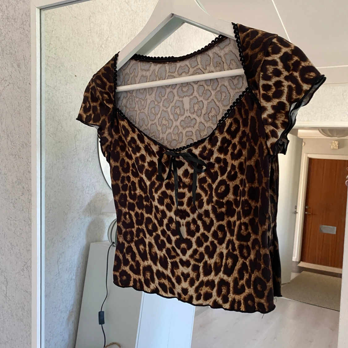 Leopardmönstrad topp med rosett - 2