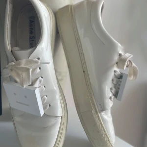 Snygga sneakers från Acne Studios  - Ett par snygga sneakers från ACNE studios🤍🕊️Skorna är använda och har lite slitage här och där. Säljer dem därför billigt! Men de har mer att ge! 