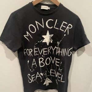 Moncler t shirt - Moncler T-shirt i storlek M ~ sjukt svårhittad ~ inga som helst defekter skick 10/10 ~ äkthetsbevis finns ~ pm vid frågor ~ pris går att diskutera