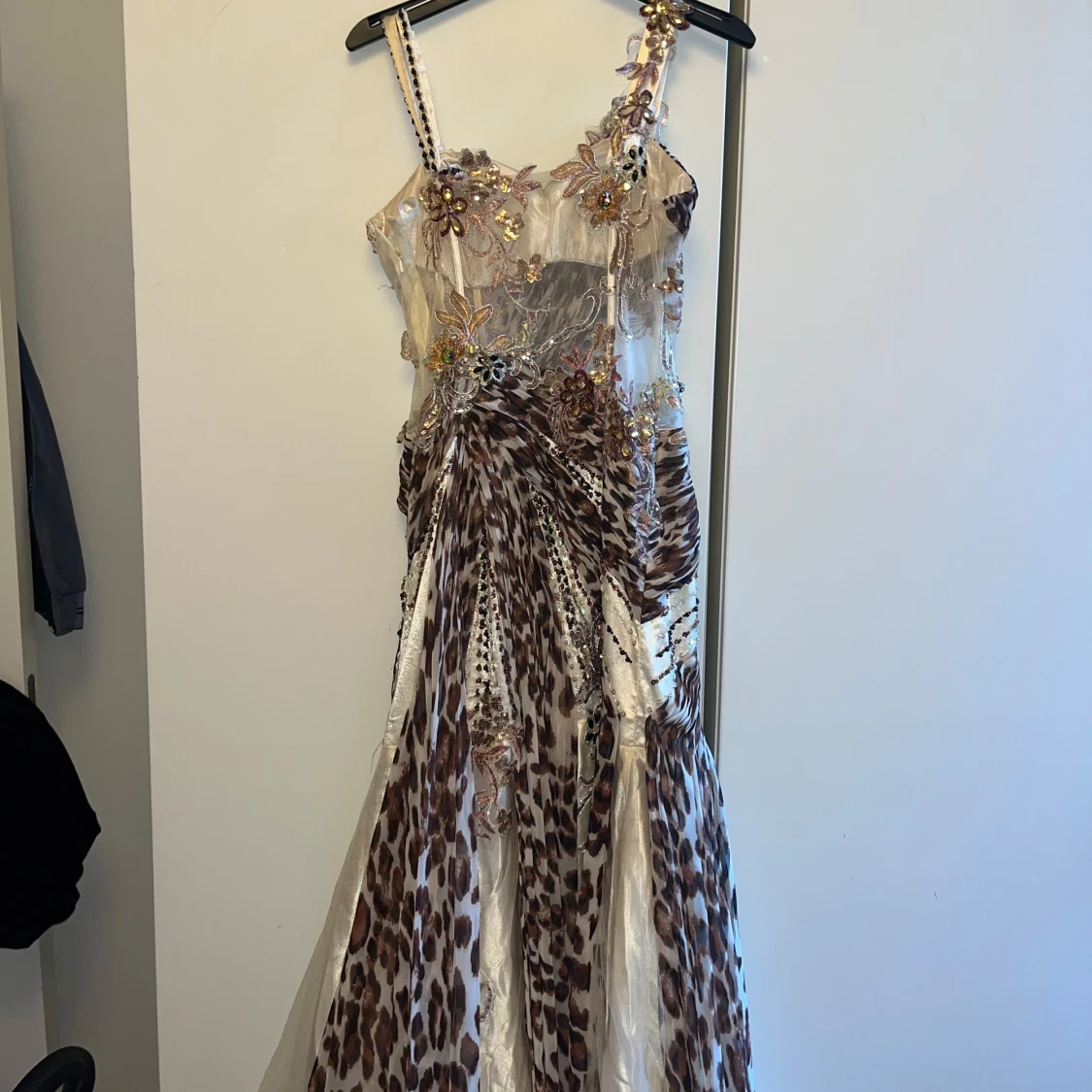 Lång leopardmönstrad festklänning - 3