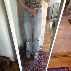 Ljusblå ripped jeans - Säljer ett par ljusblå jeans från gina i storlek 32. hög midja och hål i knäna. Passar mig i längden som är 177cm