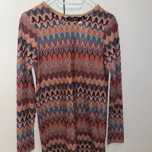 Klänning mönstrad - Klänning helt ny från Kappahl, köpt för flera år sen när detta mönster va inne tidigare! Faller super fint men tyvärr för liten för mig, klänningen är kort! 