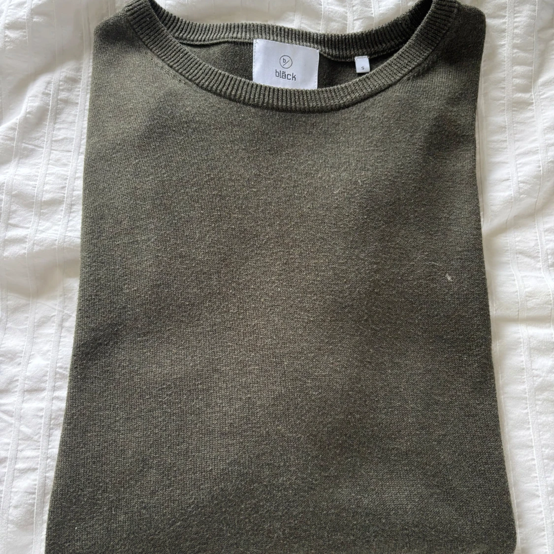 Olivgrön stickad tröja från Bläck