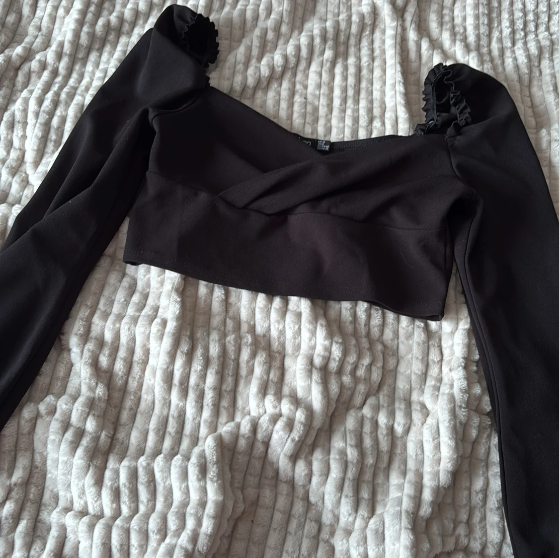 Svart croppad topp från Boohoo