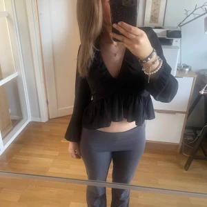 Svart blus  - Älskar denna svarta blus! Super fin o passar vid alla tillfällen, säljer för jag har två🩷