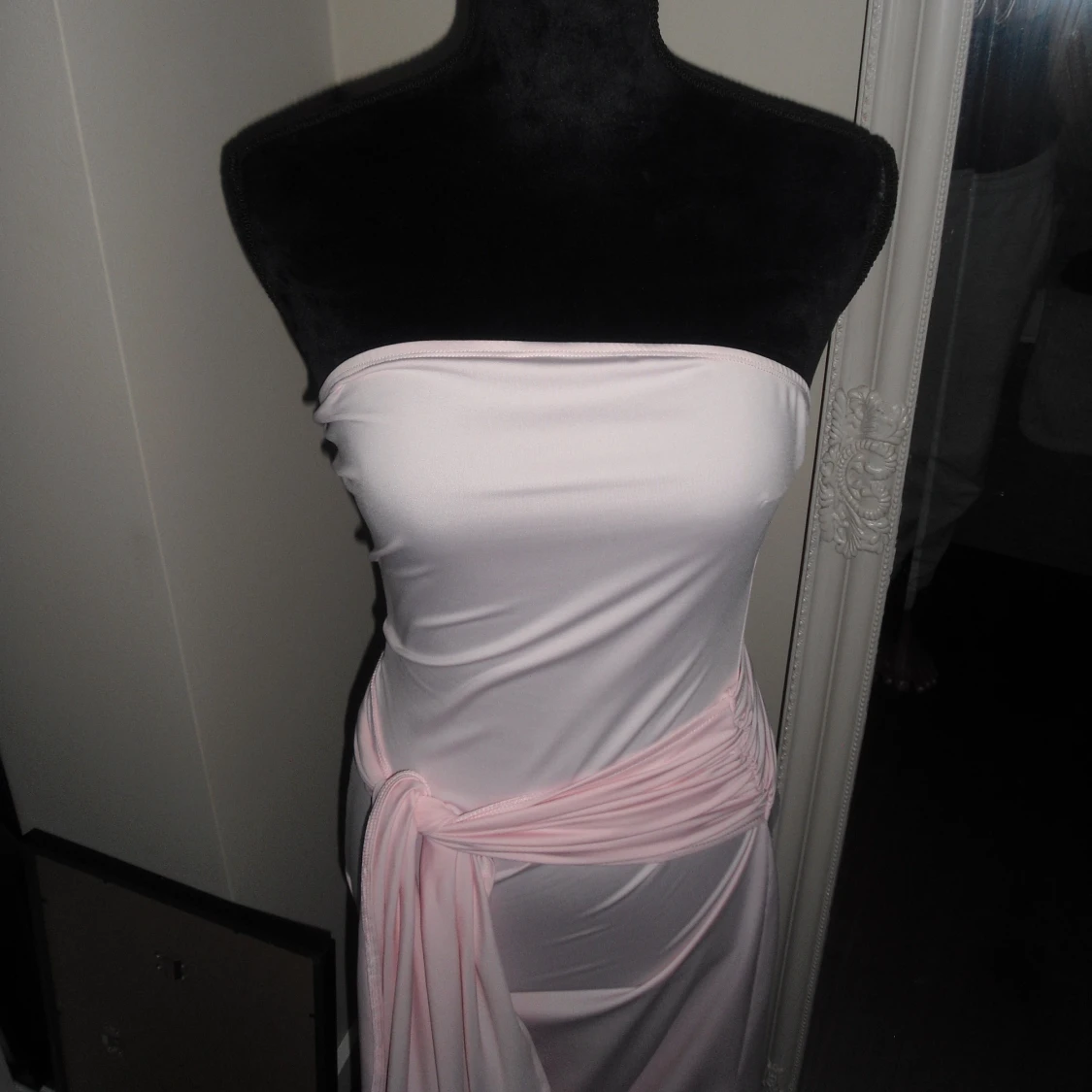 Ljusrosa axelbandslös långklänning