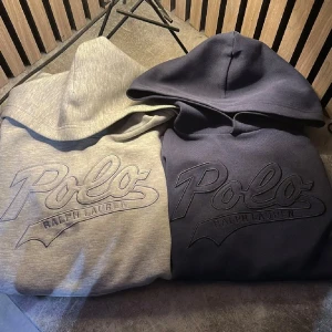 Polo Ralph Lauren hoodie - Två styckna riktigt snygga hoodies från Polo Ralph lauren, tröjorna är 14-16 och skulle säga att det passar dig om du är mellan 165-175 Säljer en för 779kr och båda för 1449kr hör av er vid fundering🤩🤩🤩
