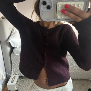 Vinröd stickad kofta  - Super snygg vinröd stickad kofta, lite nopprig men inget som märks av! 