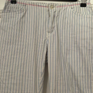 Randiga bootcutbyxor från XRoses - Så snygga vit- och ljusblå randiga bootcutbyxor med blå och ljusbruna ränder från XRoses. Jättefina till sommaren! Säljer då de tyvärr inte passar. Har själv inte använt de, men köpte secondhand- dock inget tecken på användning! 💖💖skulle säga att de passar från storlek 32-36. Köpte för 270! Skriv om eventuell fråga!💕