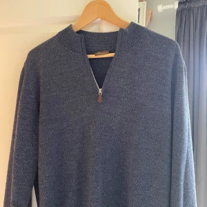  stickad half zip från Stenströms - Säljer en half zip från Stenströms som är köpt på NK. Söndrig label men den var så när den köptes. Använda väldigt lite och inga defekter alls. Pris kan diskuteras. Den är i storlek M, hör av er vid funderingar!