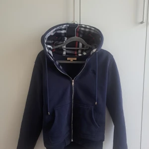 Burberry zip hoodie - I toppskick och bara testad på.