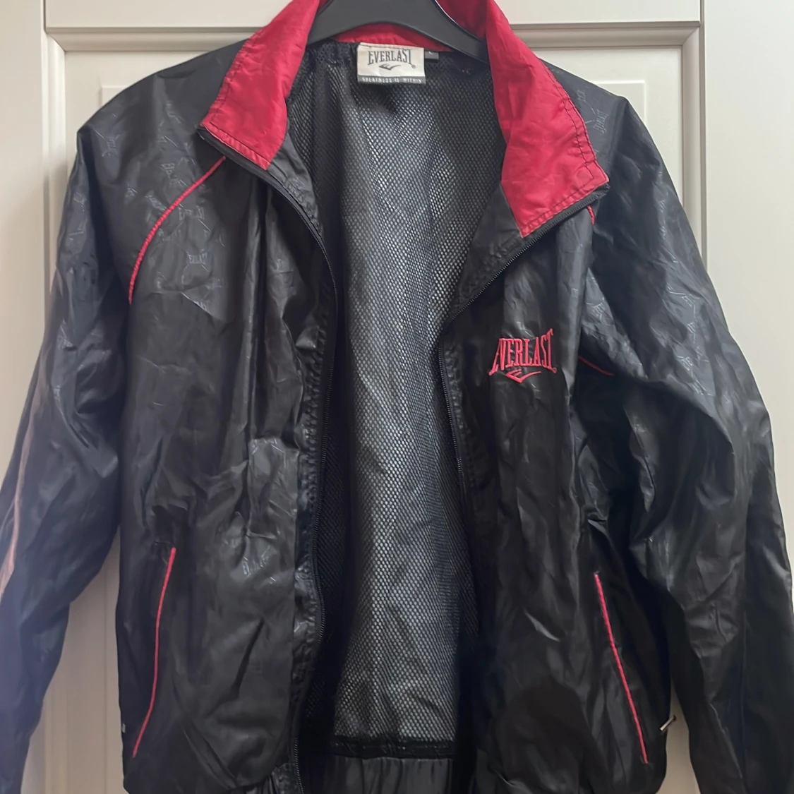 Svart och röd vindjacka från Everlast