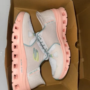 Rosa. Skechers skor gym skor -  Skechers Glide-Step sneakers i vit och rosa