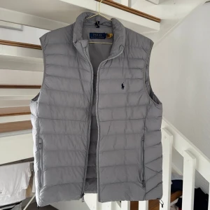 Grå väst  Polo Ralph Lauren - Storlek M, Knappt använd väldigt bra skick. Nypris 3200kr