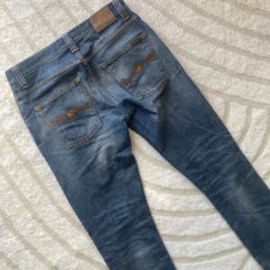 Nudie Jeans Slitningar - Ett par sjukt feta nudie jeans! | Modell Grim Tim, Slimfit | Ett litet hål i skrevet men syns ej vid användning. | Hör av er vid fler frågor🌤️