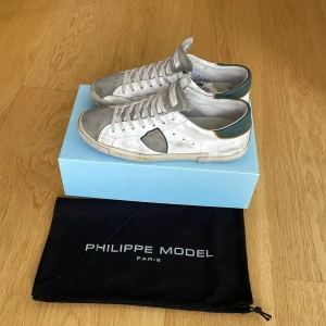 Philippe Model vita - Säljer ett par snygga vita Philippe Models!🤩🤩Skicket är från hyfsat till bra. Passar perfekt för någon som kanske vill ha fler skor i sin garderob eller bara söker efter ett par Philipps. Storleken är 42 men skulle säga att skorna passar 43 också. Orginell låda och dustbag förekommer. Pris ej hugget i sten vid snabb affär!