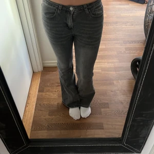 Grå bootcut jeans från SHEIN, S - Snygga grå jeans från SHEIN i bootcut-modell med klassisk femficksdesign. Jeansen har en mörkgrå tvätt och är tillverkade i stretchigt denim för en bekväm passform. Perfekta för dig som gillar en trendig och avslappnad look.