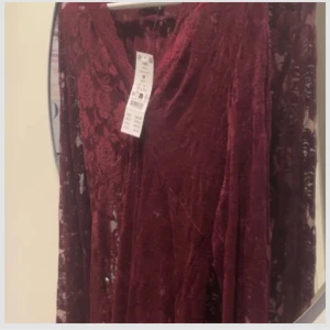 NY - Vinröd spetströja  - Helt ny vinröd spetströja från Gina som tyvärr inte används. Jätte fin till hösten & passar till flera tillfällen. 💌Nypris ca 299. Skriv privat för mer bilder!