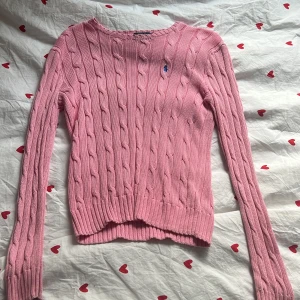 Rosa kabelstickad tröja Polo Ralph Lauren - Säljer en ljusrosa kabelstickad tröja från Polo Ralph Lauren, jätteskön å ha på sig