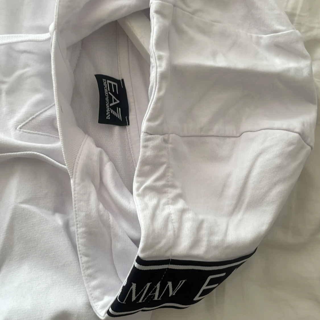 Vit EA7 hoodie med logoband (oanvänd) - 4