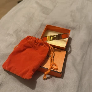 Guld/Orange Armband H Clic - Super fin, bra skick. dustbag och låda tillkommer hör av dig om du har andra frågor❤️