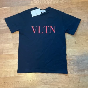 Svart t-shirt från Valentino med röd VLTN-logga - Säljer en svart t-shirt från Valentino med röd VLTN-logga på bröstet. Skriv vid funderingar. 