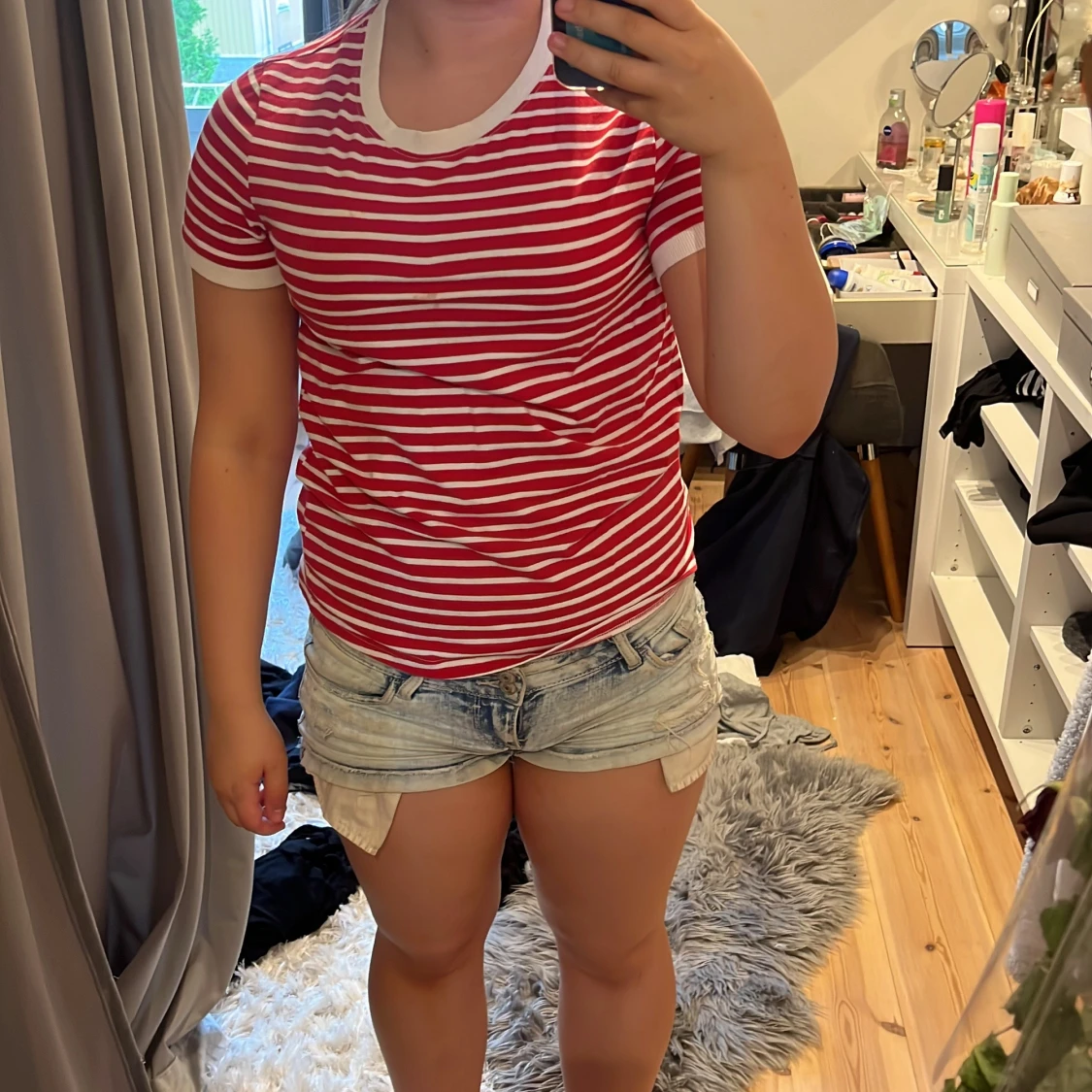 Rödvit randig t-shirt med vita detaljer